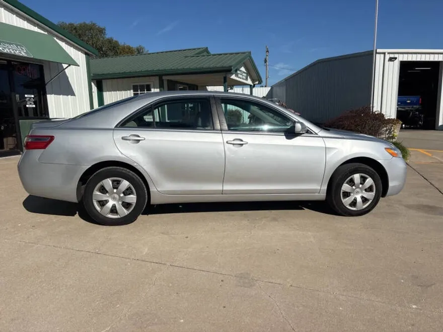 2009 Toyota Camry LE photo 1