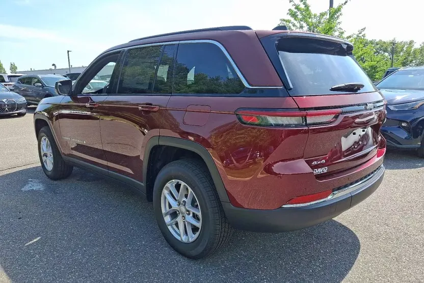 2025 Jeep Cherokee Laredo photo 1