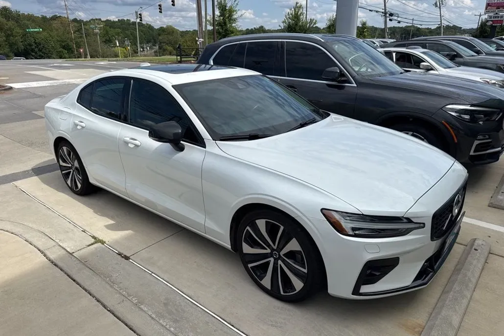 2022 Volvo S60 B5 Momentum photo 1
