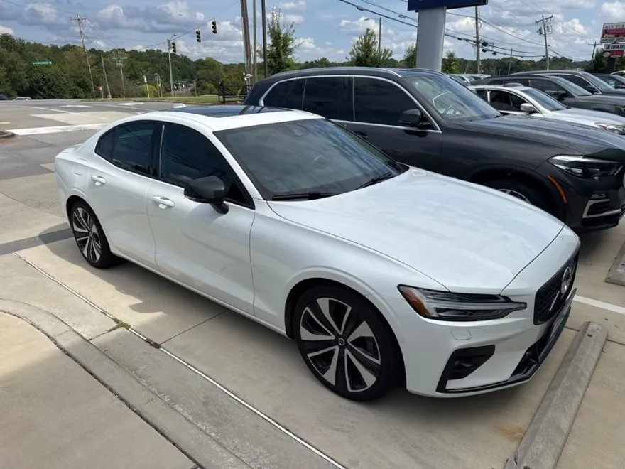 2022 Volvo S60 B5 Momentum photo 1