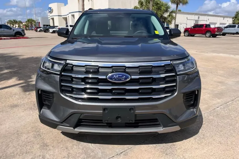 2025 Ford Explorer photo 1