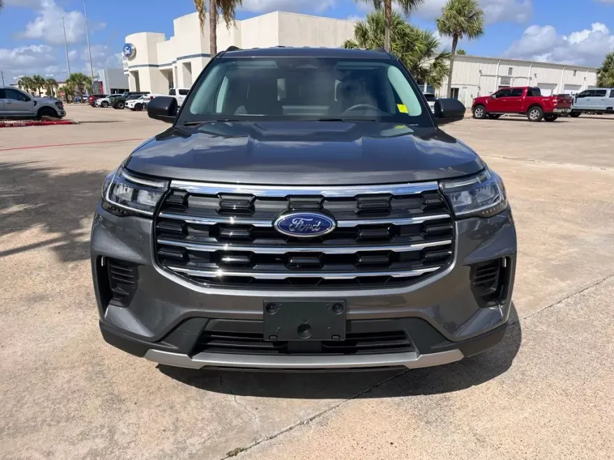 2025 Ford Explorer photo 1