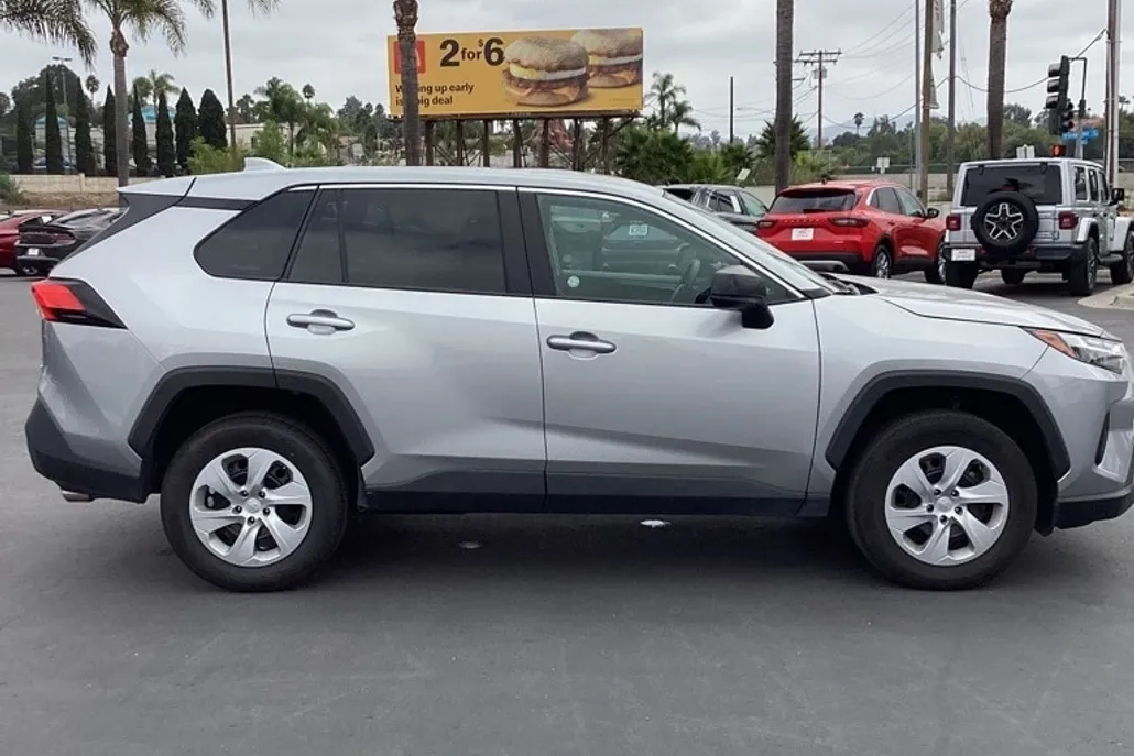 2024 Toyota RAV4 LE photo 1