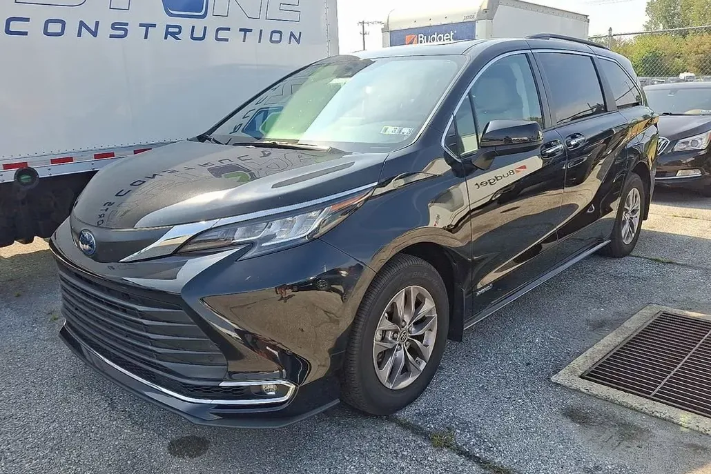 2021 Toyota Sienna XLE photo 1