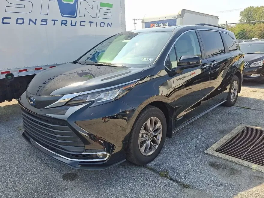 2021 Toyota Sienna XLE photo 1