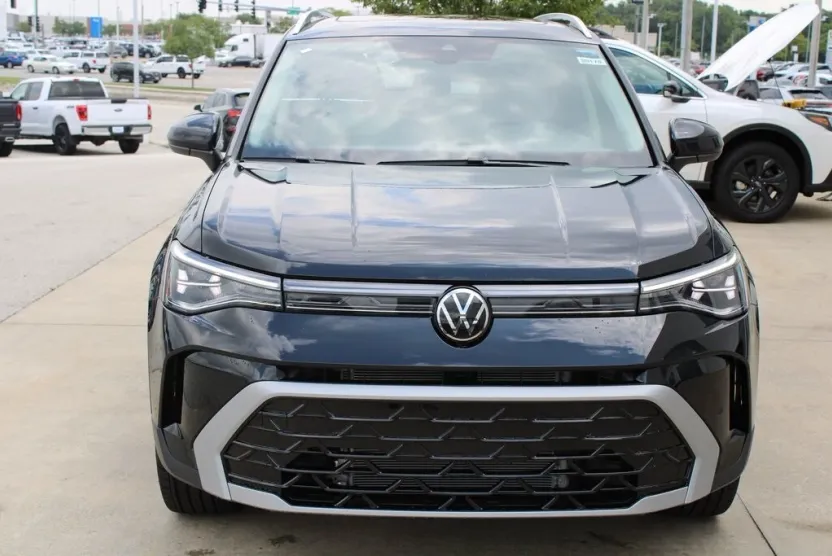 2025 Volkswagen Taos SEL photo 1