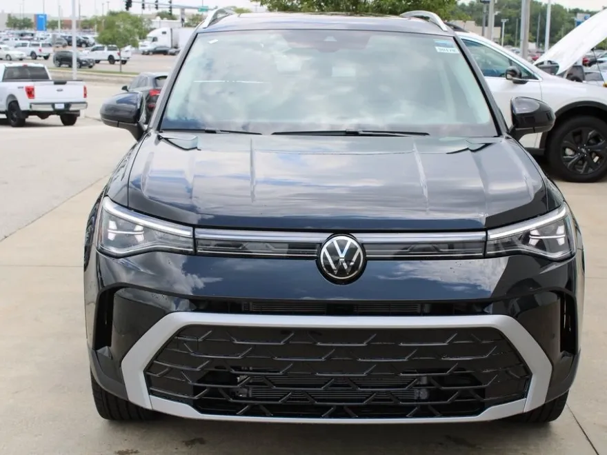 2025 Volkswagen Taos SEL photo 1