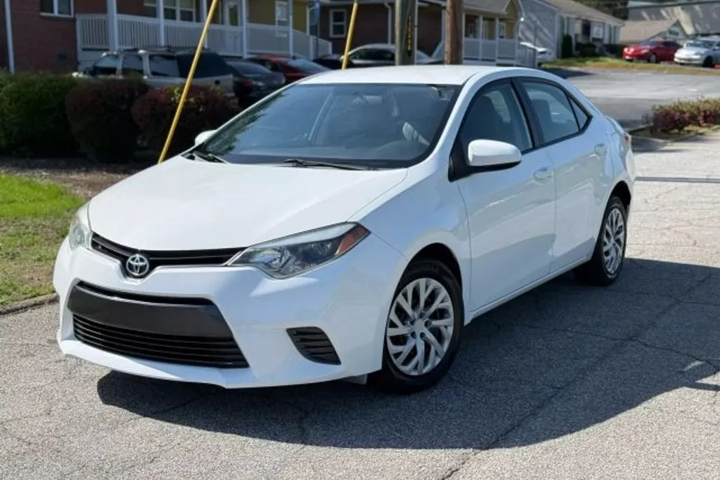 2016 Toyota Corolla LE photo 1
