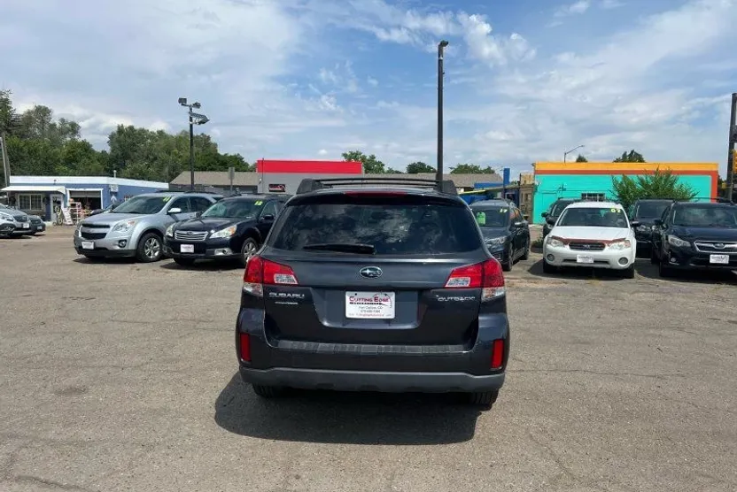 2013 Subaru Outback 2.5i Premium photo 1