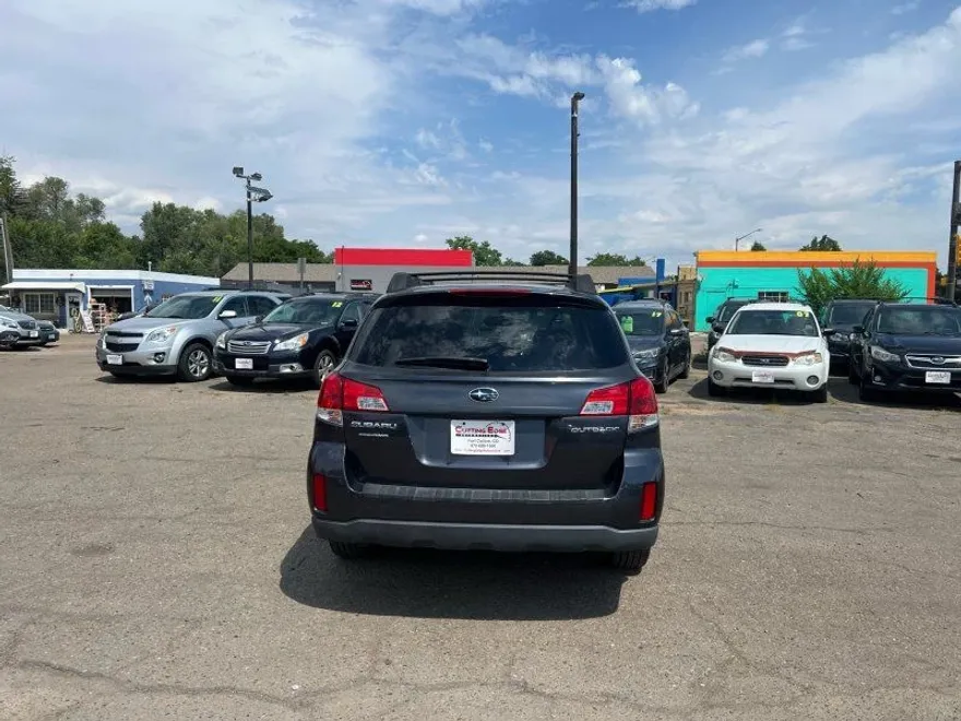 2013 Subaru Outback 2.5i Premium photo 1