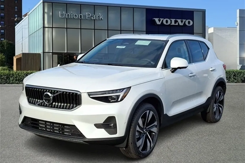 2025 Volvo XC40 Plus photo 1