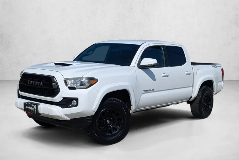 2017 Toyota Tacoma TRD Sport V6 photo 1