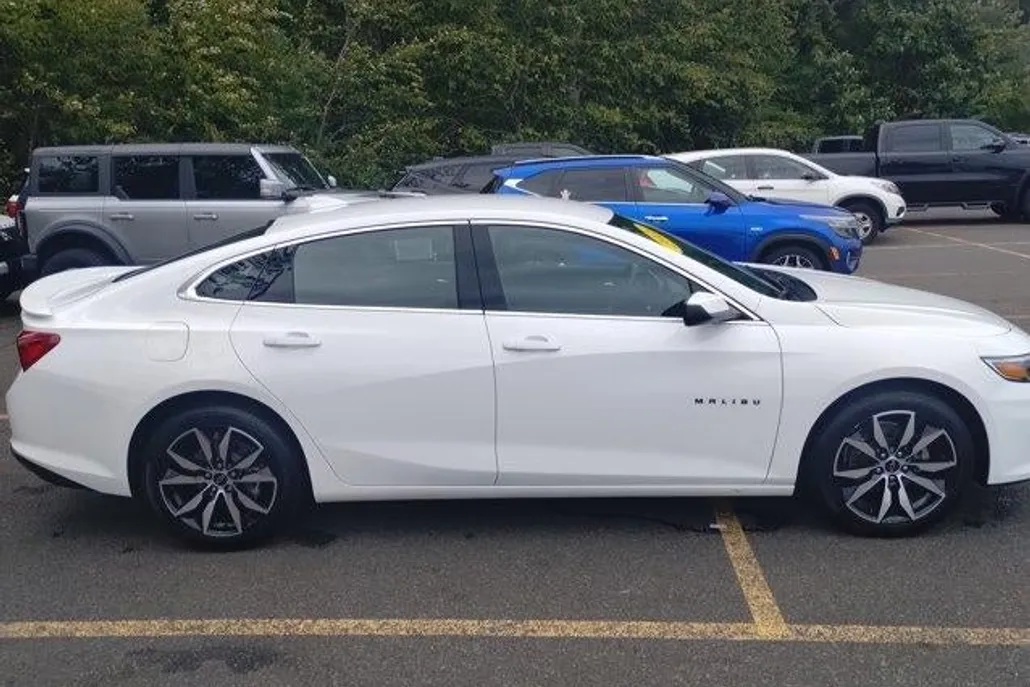 2025 Chevrolet Malibu RS photo 1