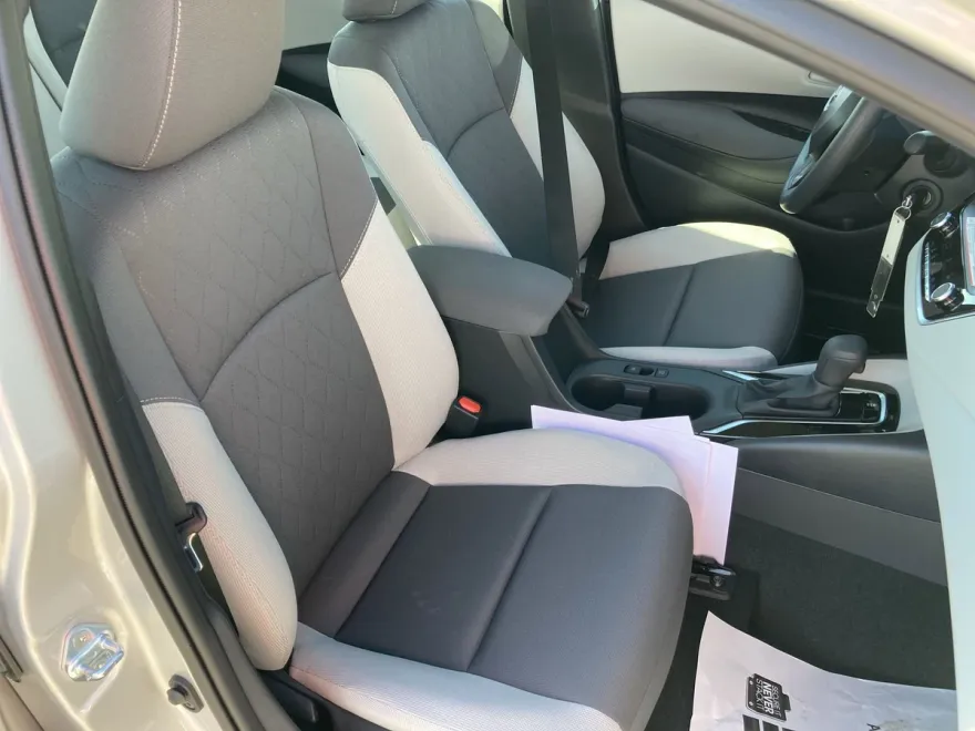 2025 Toyota Corolla LE photo 1