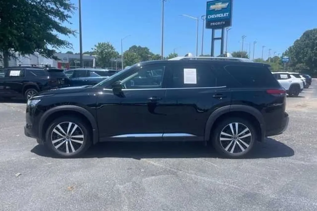 2024 Nissan Pathfinder Platinum photo 1