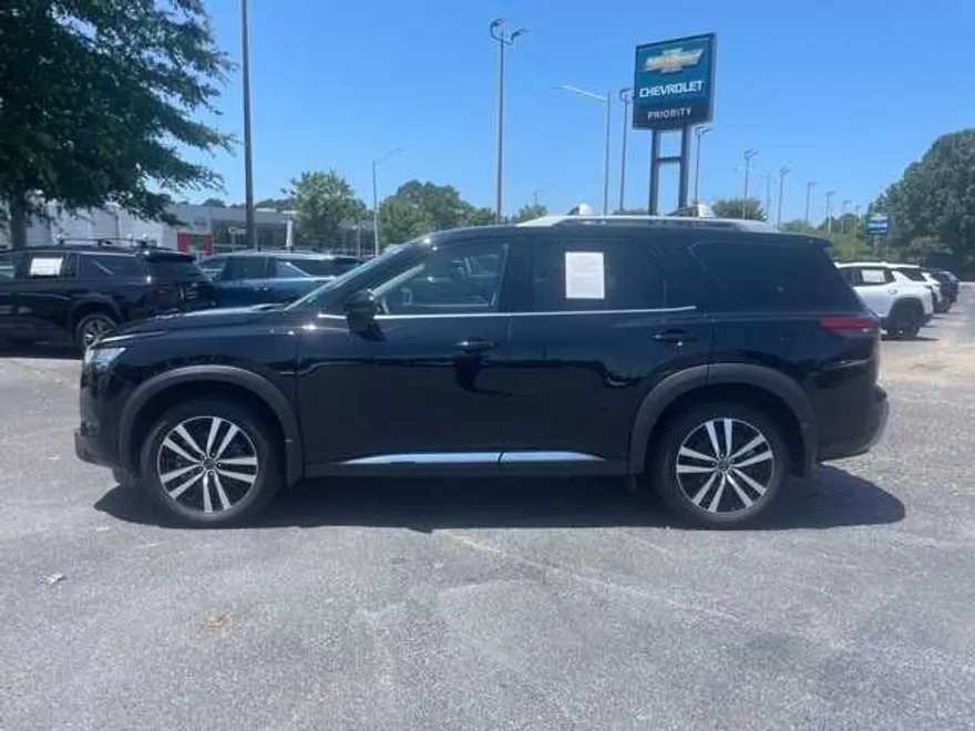 2024 Nissan Pathfinder Platinum photo 1