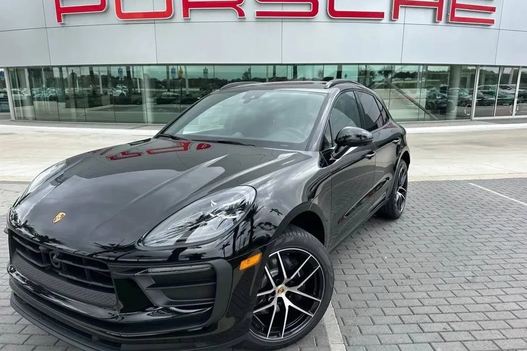 2025 Porsche Macan T photo 1