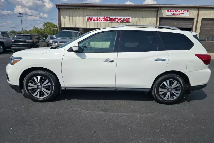 2017 Nissan Pathfinder photo 1