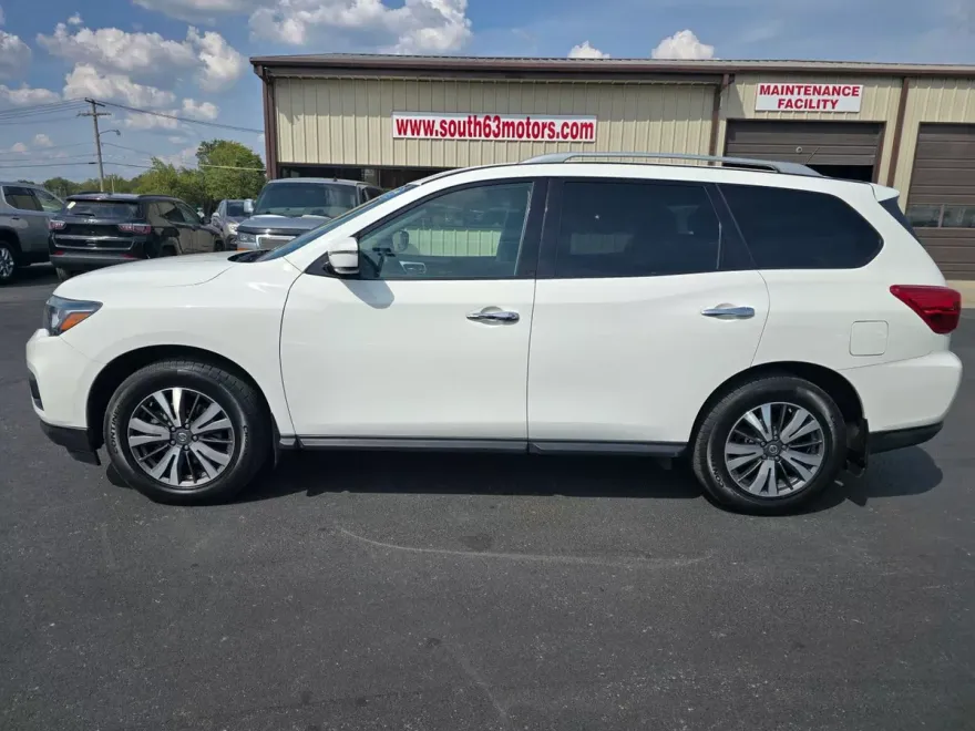 2017 Nissan Pathfinder photo 1