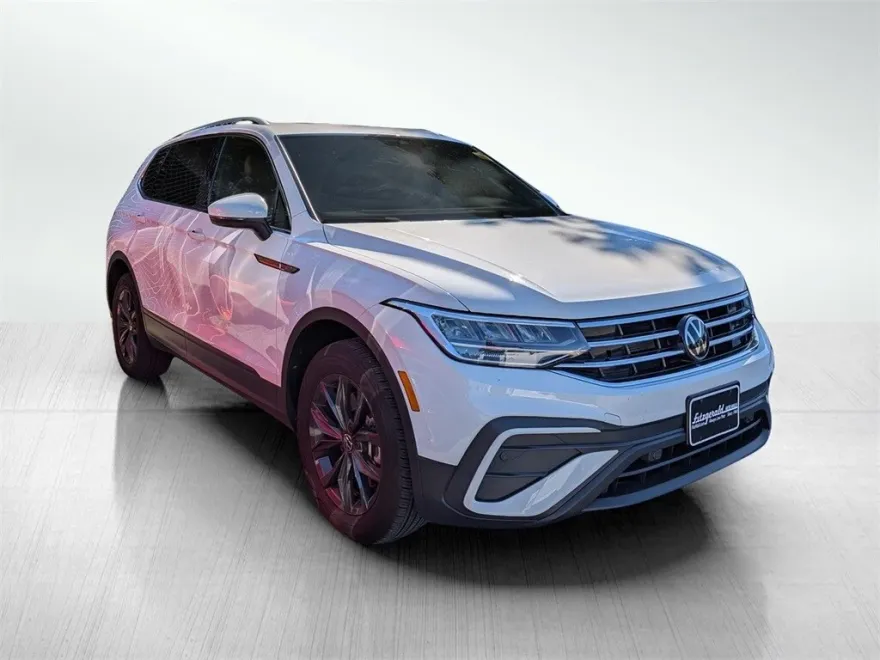 2024 Volkswagen Tiguan SE Wolfsburg Edition photo 1