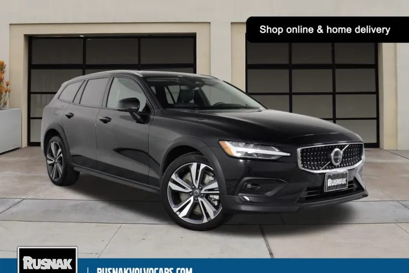 2025 Volvo V60 Cross Country B5 Plus photo 1