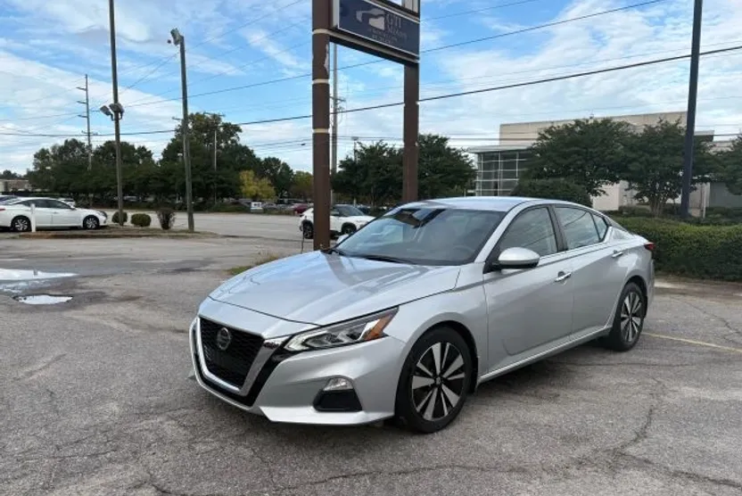 2022 Nissan Altima SV photo 1