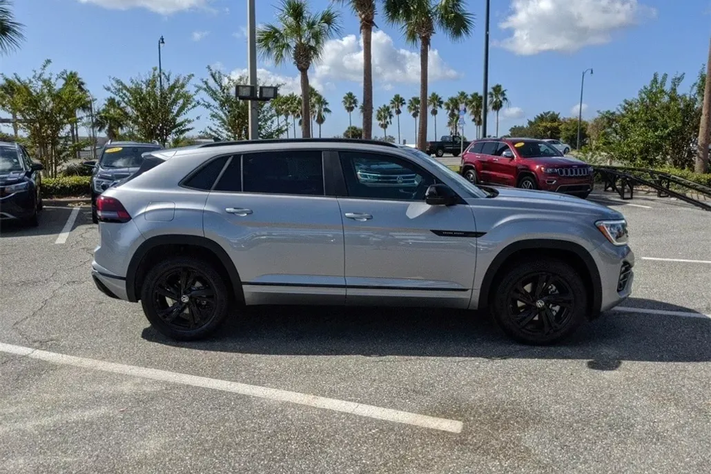 2025 Volkswagen Atlas Cross Sport SEL R-Line photo 1
