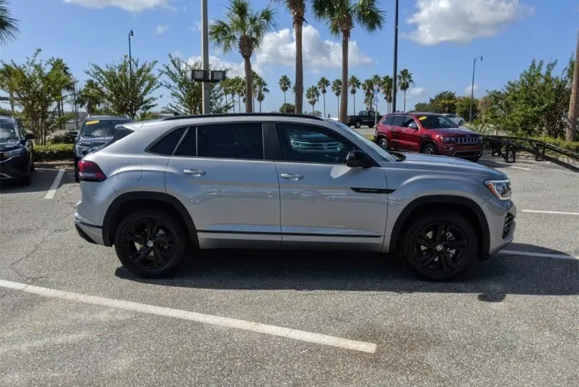 2025 Volkswagen Atlas Cross Sport SEL R-Line photo 1