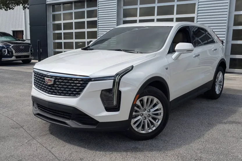 2024 Cadillac XT4 Luxury photo 1