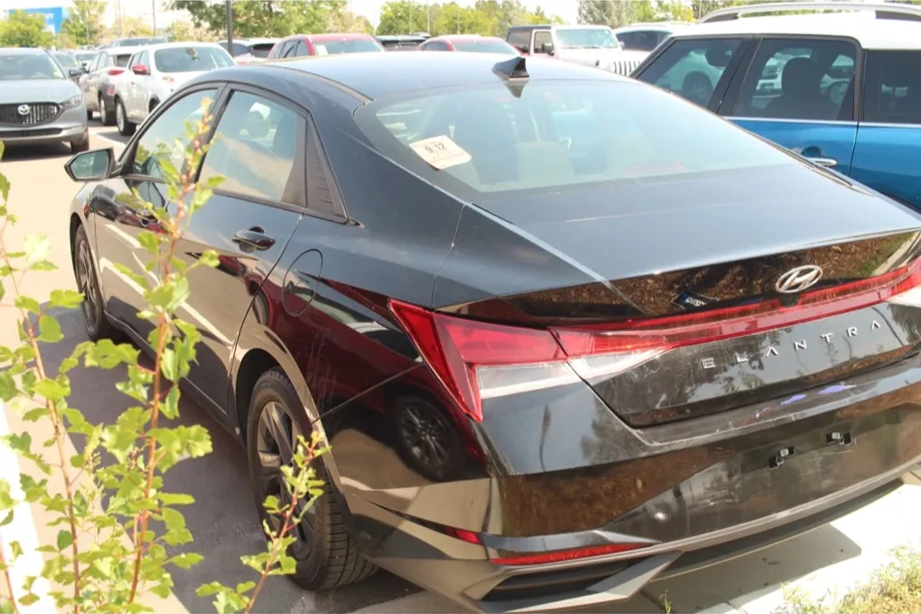 2022 Hyundai Elantra SEL Convenience photo 1