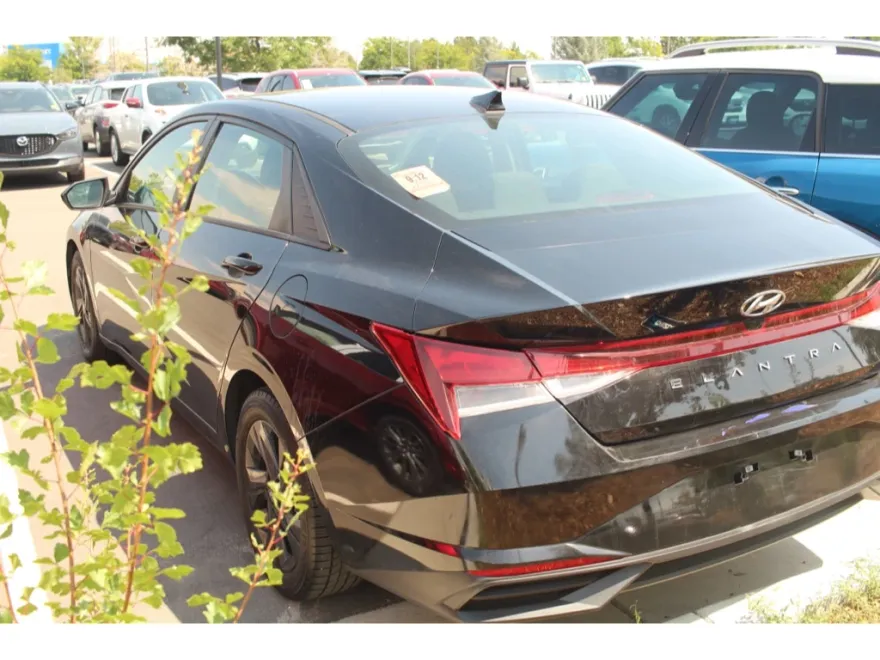 2022 Hyundai Elantra SEL Convenience photo 1