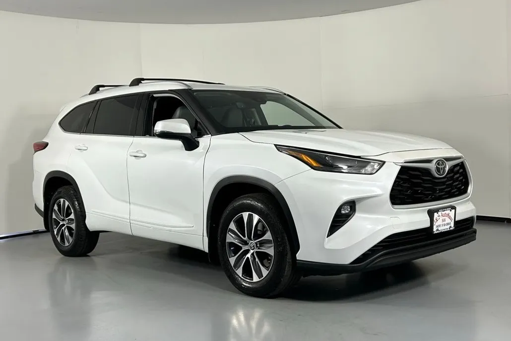 2022 Toyota Highlander XLE photo 1