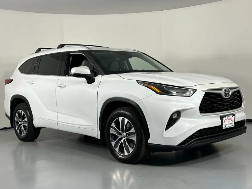 2022 Toyota Highlander XLE photo 1