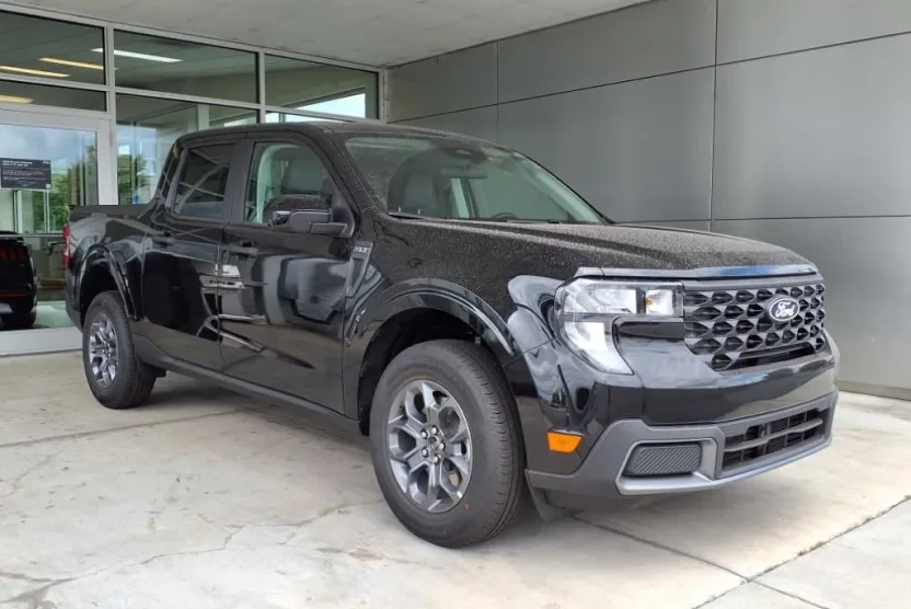 2025 Ford Maverick XLT photo 1