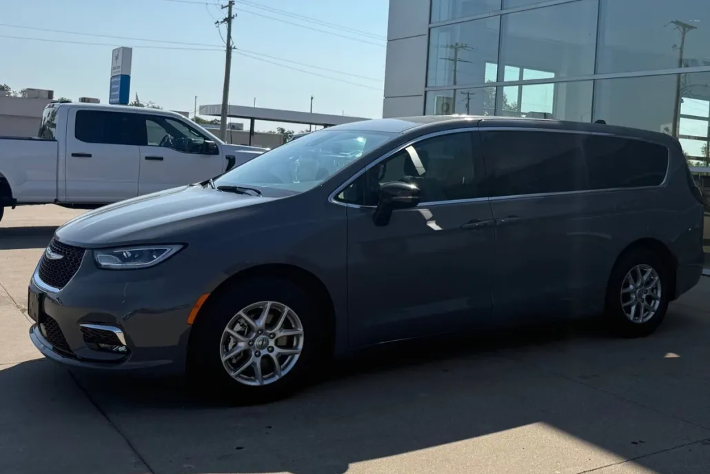 2025 Chrysler Pacifica photo 1