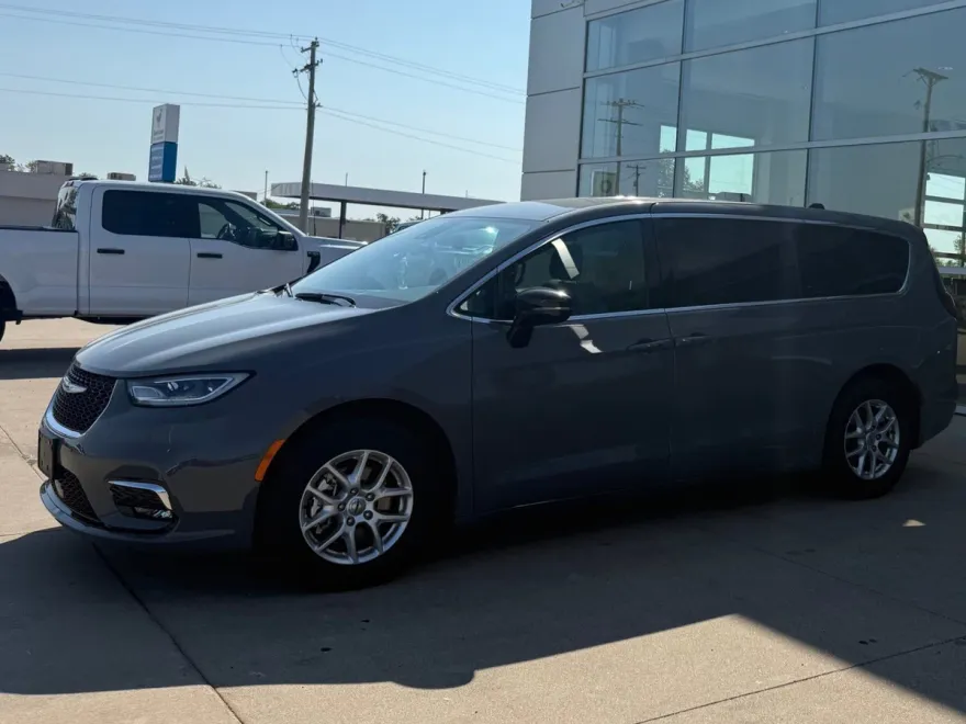 2025 Chrysler Pacifica photo 1