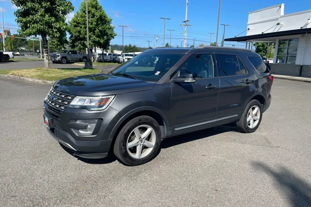 2017 Ford Explorer XLT photo 1