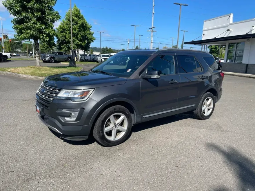 2017 Ford Explorer XLT photo 1