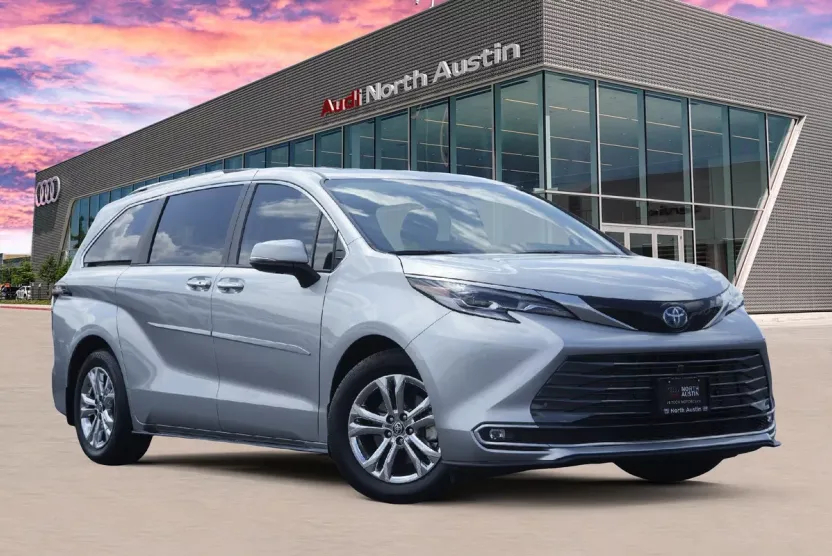 2023 Toyota Sienna Platinum photo 1