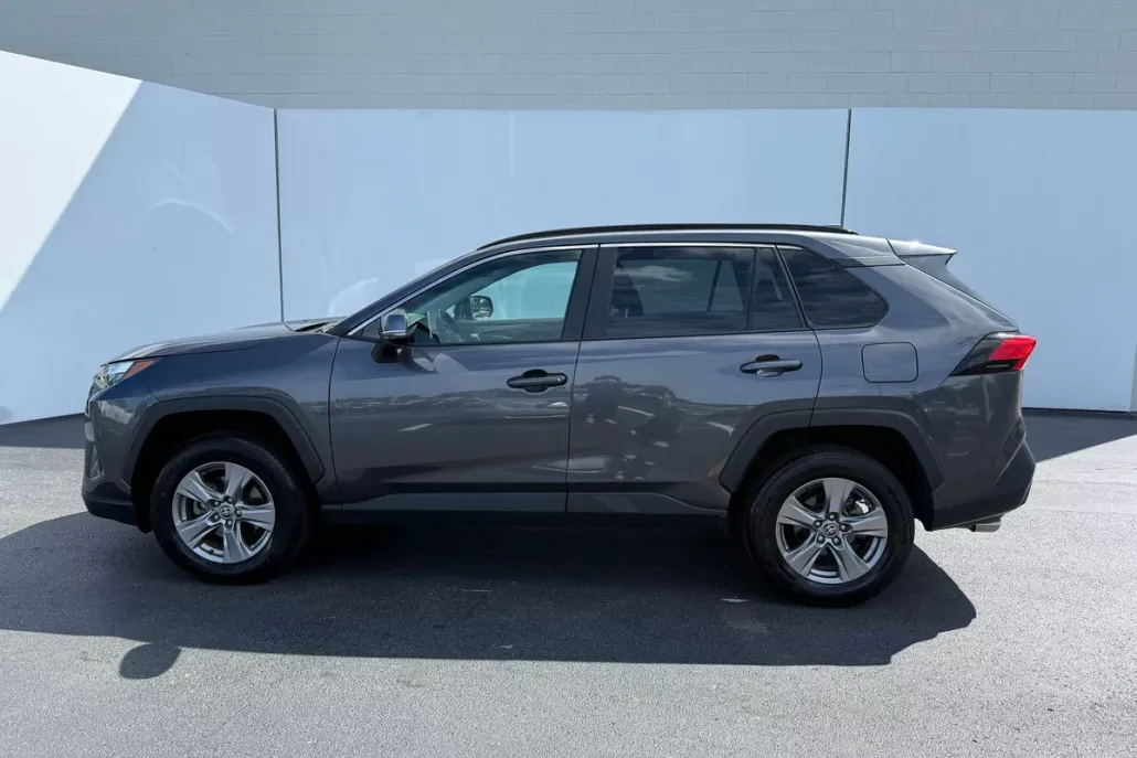 2024 Toyota RAV4 XLE photo 1