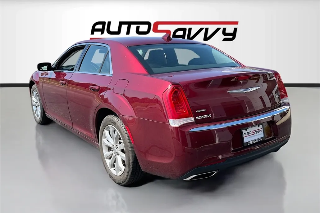 2021 Chrysler 300 Touring photo 1