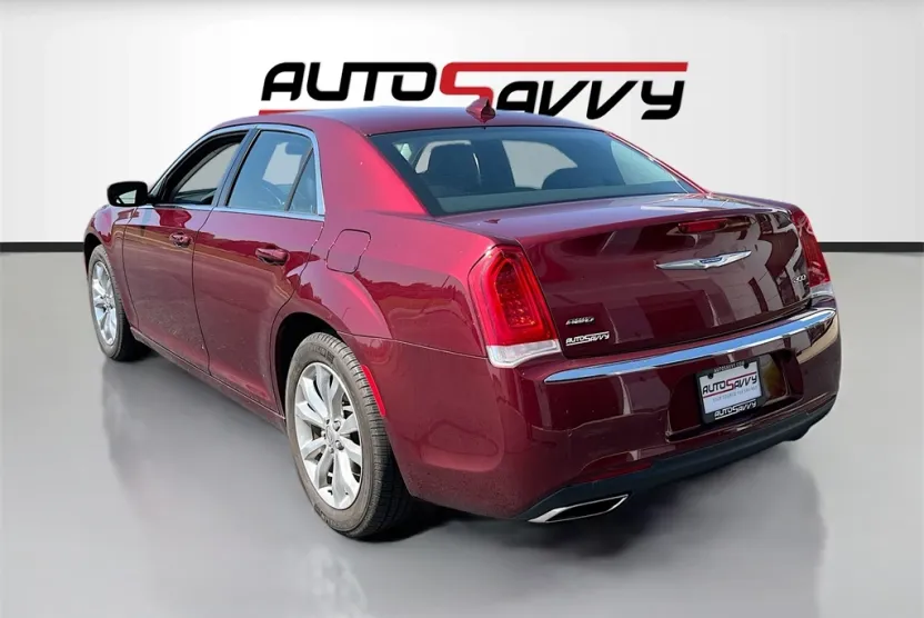 2021 Chrysler 300 Touring photo 1