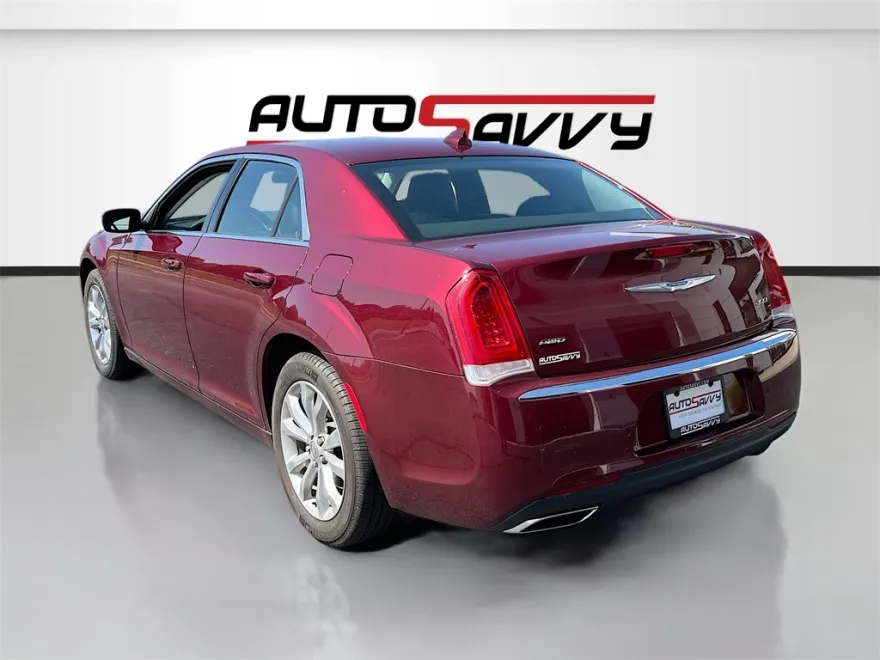 2021 Chrysler 300 Touring photo 1