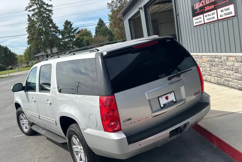 2011 Gmc Yukon XL SLT photo 1