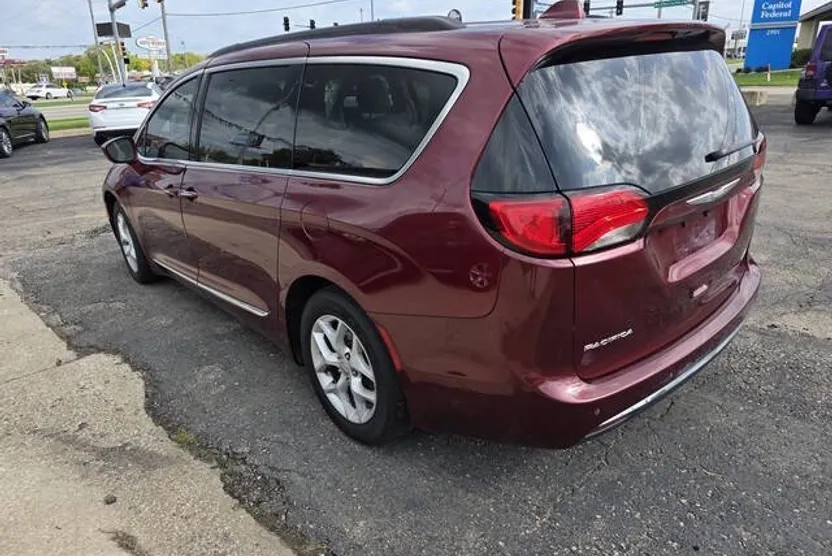 2017 Chrysler Pacifica Touring L photo 1