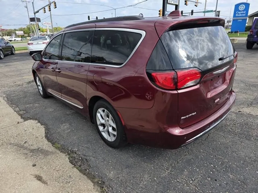 2017 Chrysler Pacifica Touring L photo 1