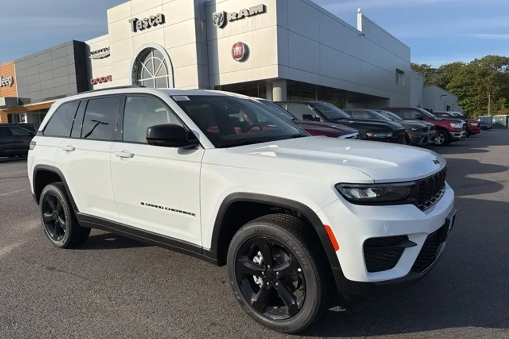 2025 Jeep Grand Cherokee Altitude photo 1
