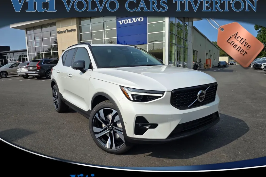 2025 Volvo XC40 photo 1