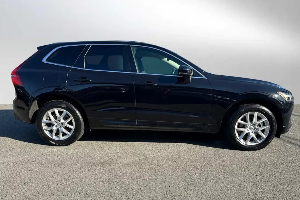 2021 Volvo XC60 T5 Momentum photo 1