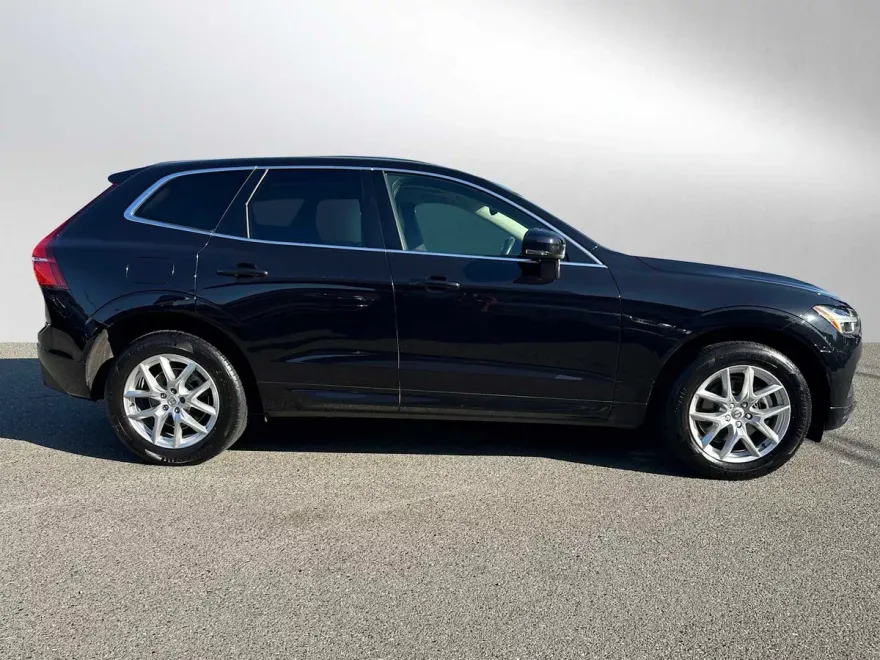 2021 Volvo XC60 T5 Momentum photo 1